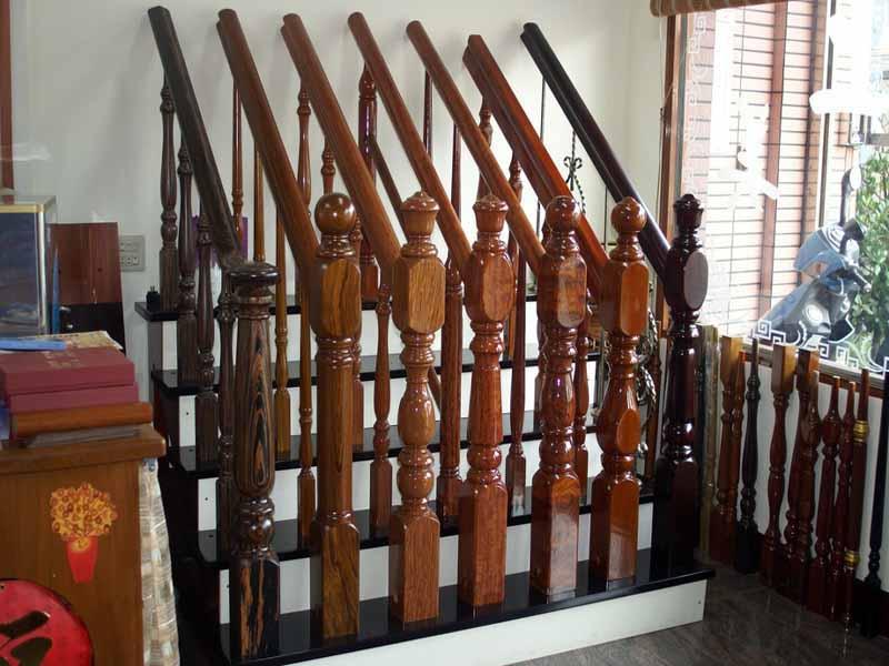 carril de madera de la escalera de la columna por el ranurador del CNC con el sistema rotatorio