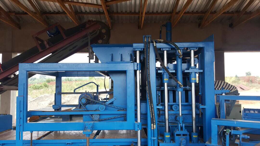 QTY6-15 fully automatic machine line working in Malawi.jpg