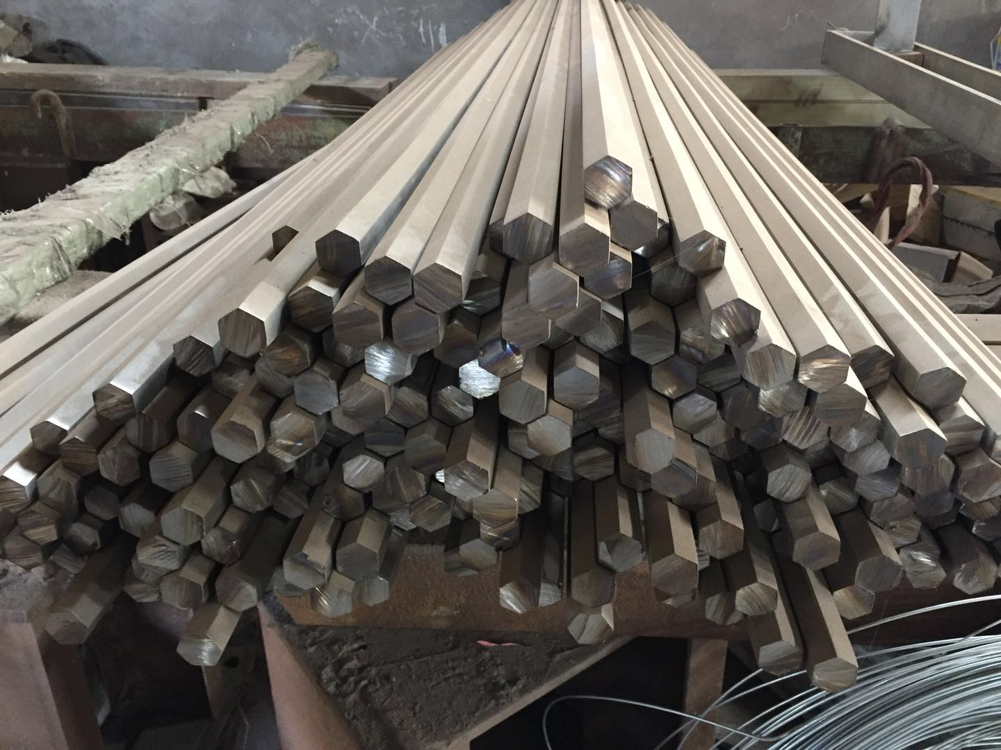 Шестигранный стержень из нержавеющей стали