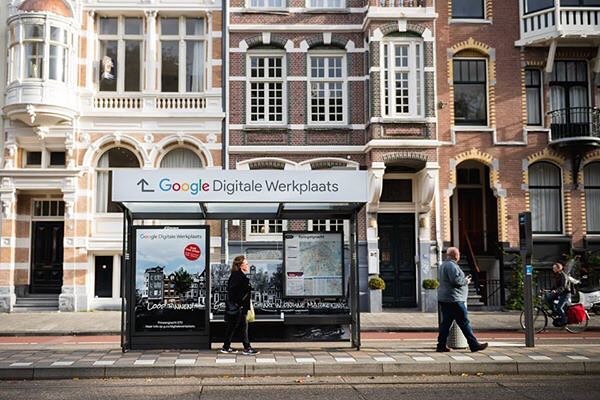 11. Cet abri de tram conduit à la circulation piétonnière à l'atelier de pop-up Digital de Google à Amsterdam.