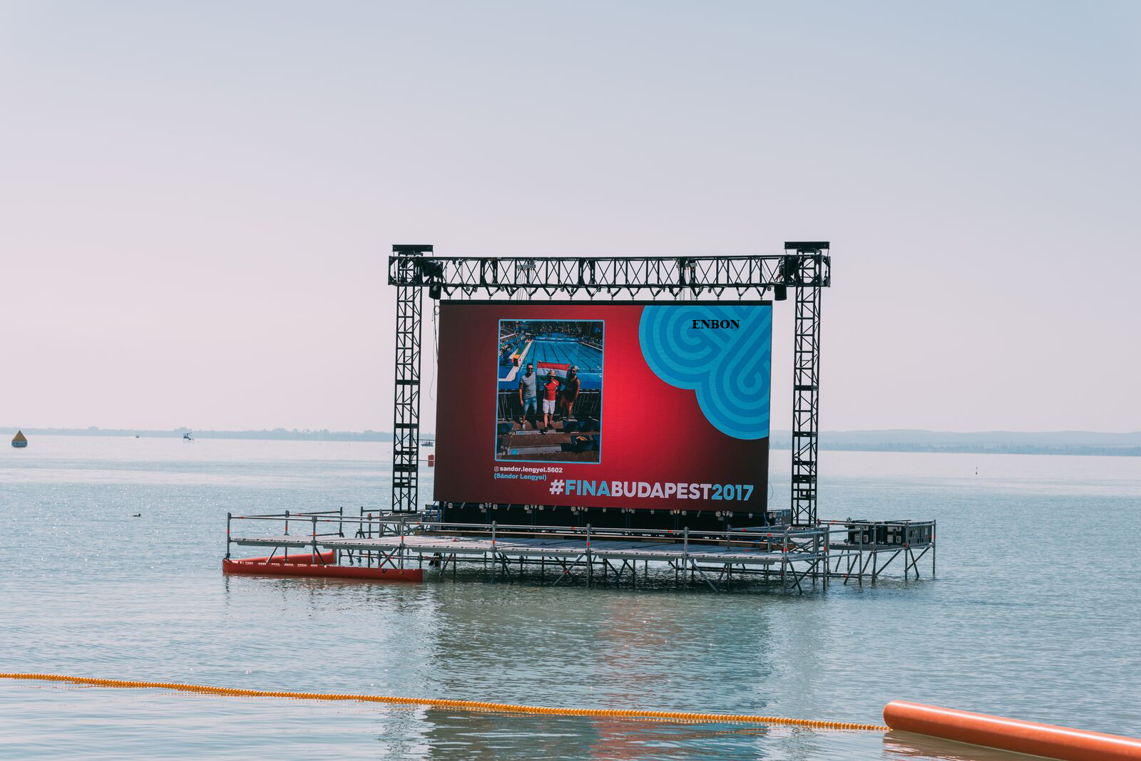 P3.91室外高亮度IP65超轻型LED显示屏500500mm