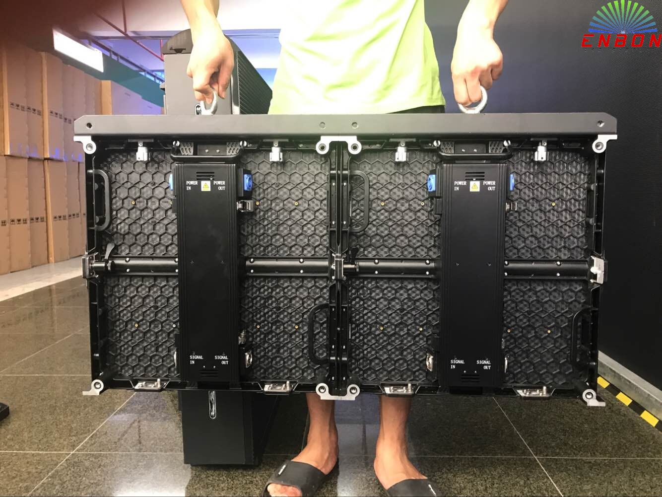 2个橱柜顶部1米长的酒吧