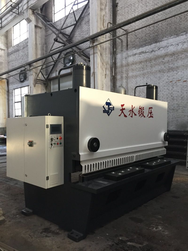 用于剪切12mm低碳钢的液压断头台机（QC11Y-12X3200）