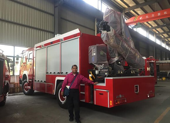 Los clientes de Micronesia visitaron ChengLi para revisar el coche de bomberos