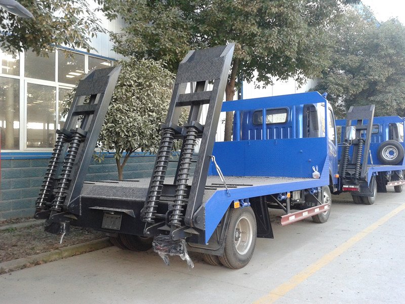 Uno mismo de CLW 2 Alex Sinotruk 4X2 que carga el carro plano del transporte con la escala hidráulica