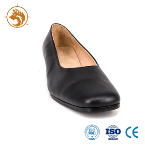 Zapato de oficina femenino de tacón bajo negro. 