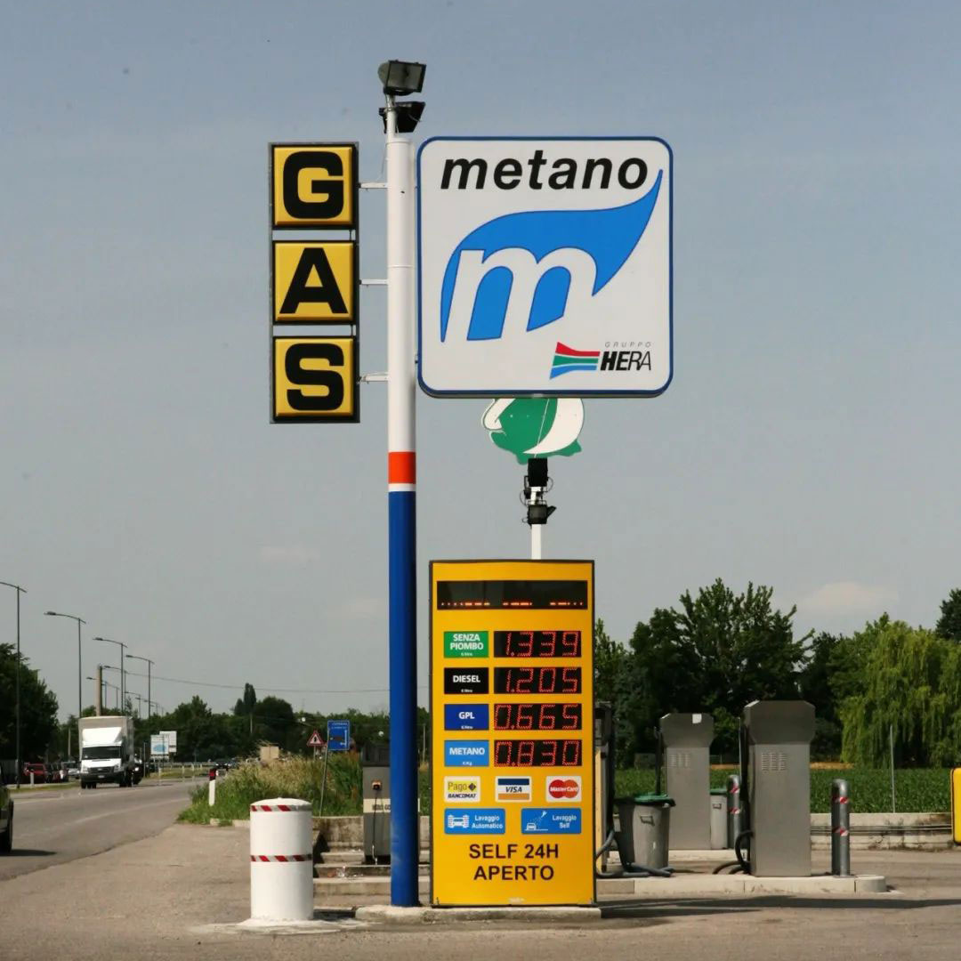 Panneaux sur les prix du carburant des stations-service