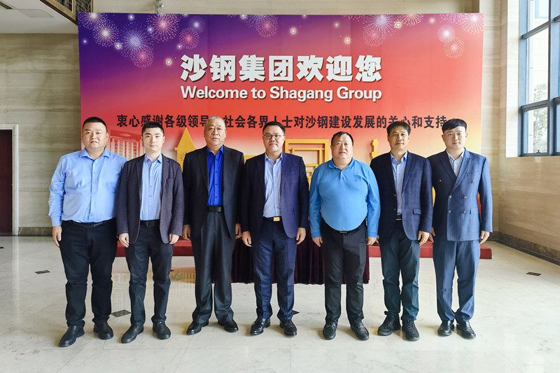 Group photo of Cui Peijun and leaders of Shagang Group