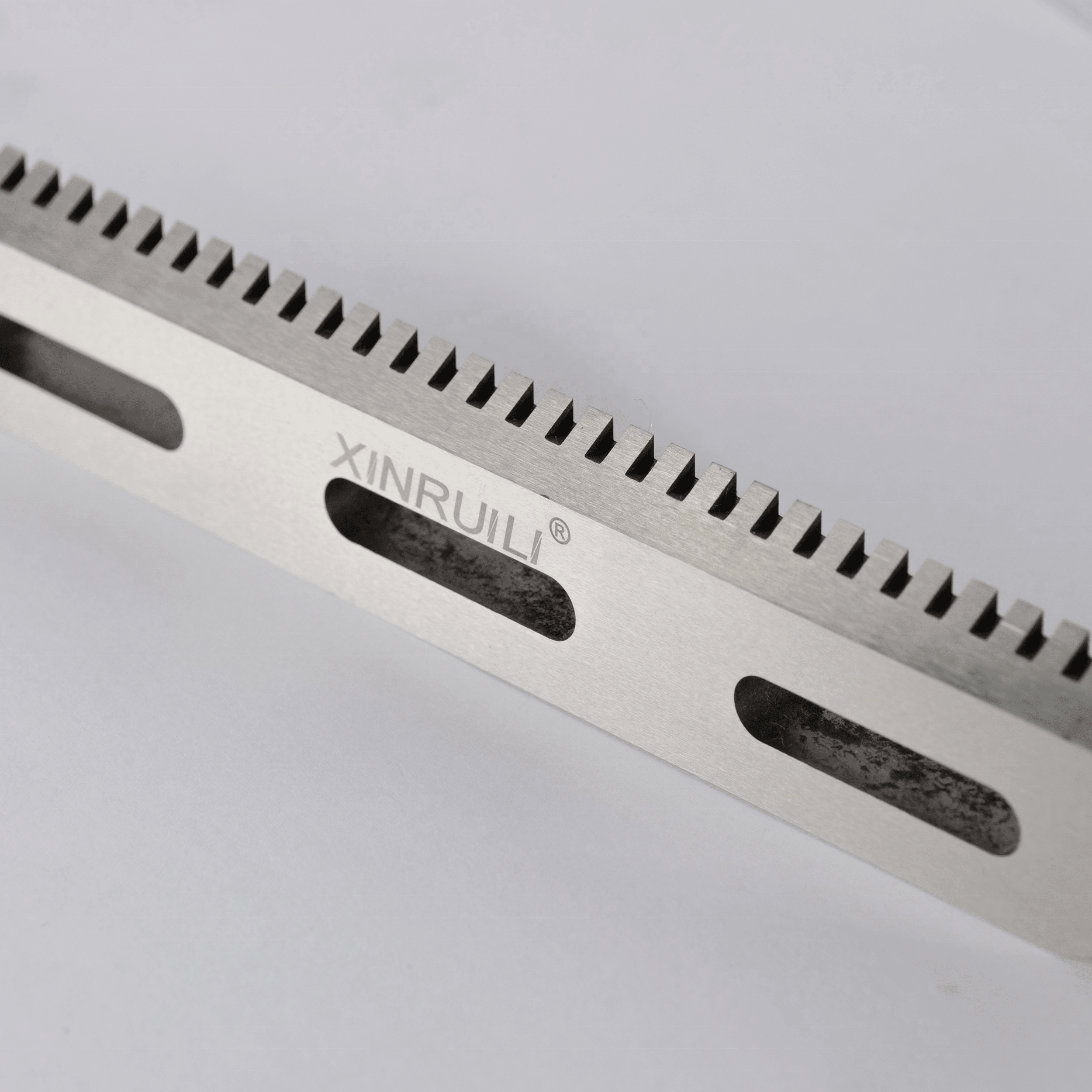 Long Serrated Blades That Can Be Customized for Food Processing and Packagin