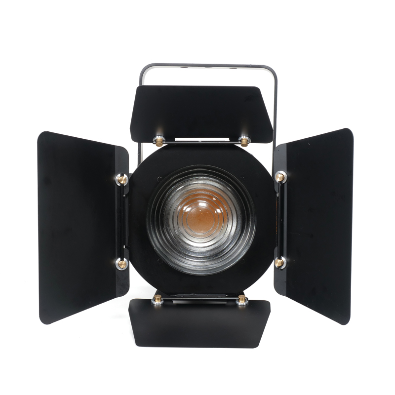 Luz LED Fresnel en una configuraci&oacute;n de estudio
