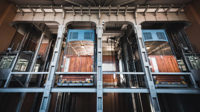 Comparación de dimensiones del elevador de carga en edificios comerciales y residenciales