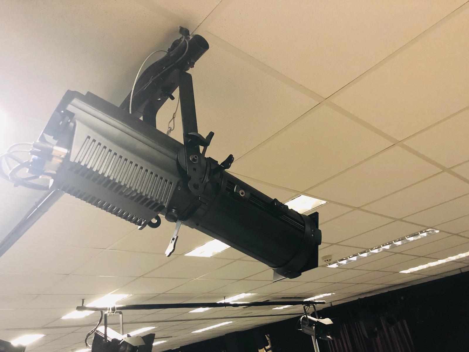 Luz elipsoidal LED y luz LED Fresnel en el escenario del teatro (parte uno)