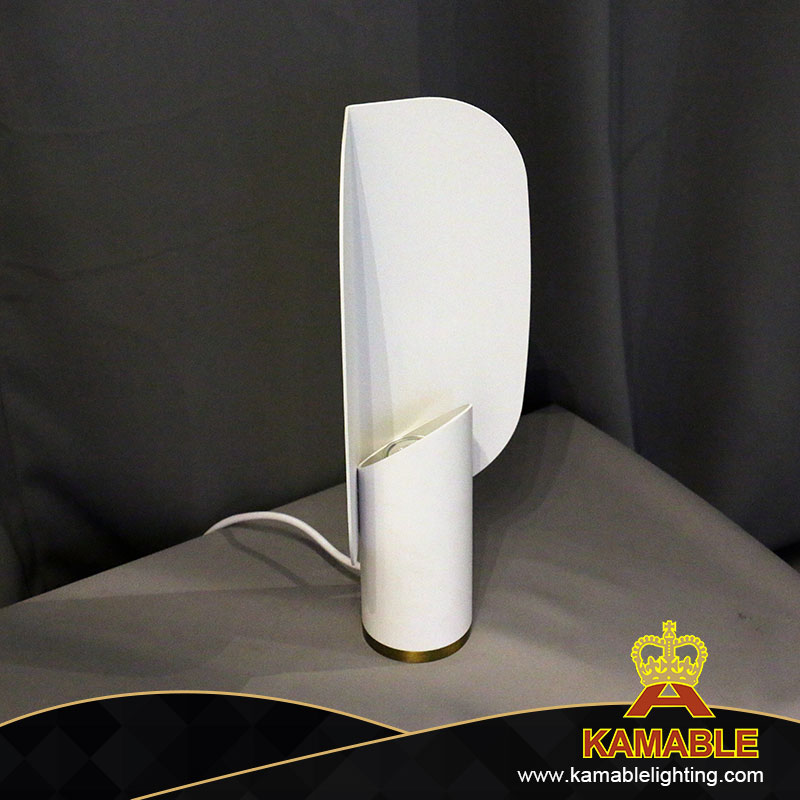 Современная популярная белая металлическая декоративная настольная лампа для спальни (KYS-19T)