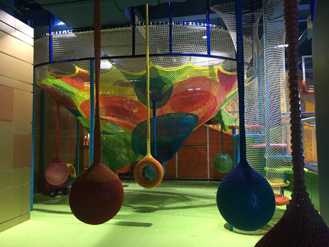 Rede de arco -íris em playground suave