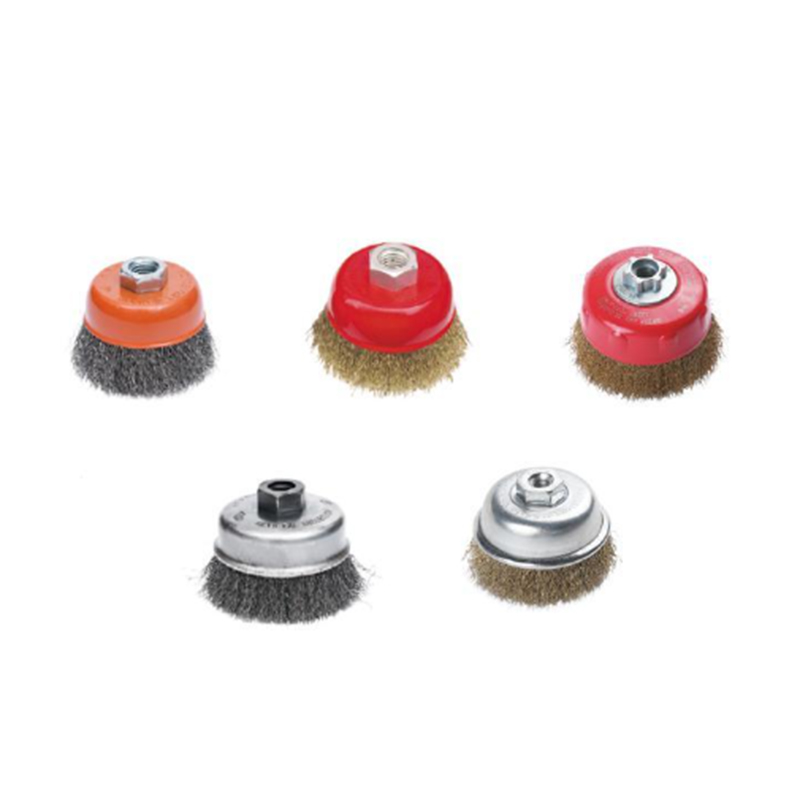 Brosses en fil d\'acier à coupelle sertie