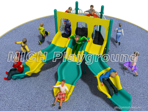 Anak-anak bermain di luar ruangan permainan outdoor