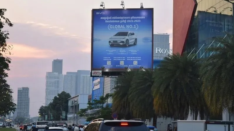 Cartelera publicitaria al aire libre