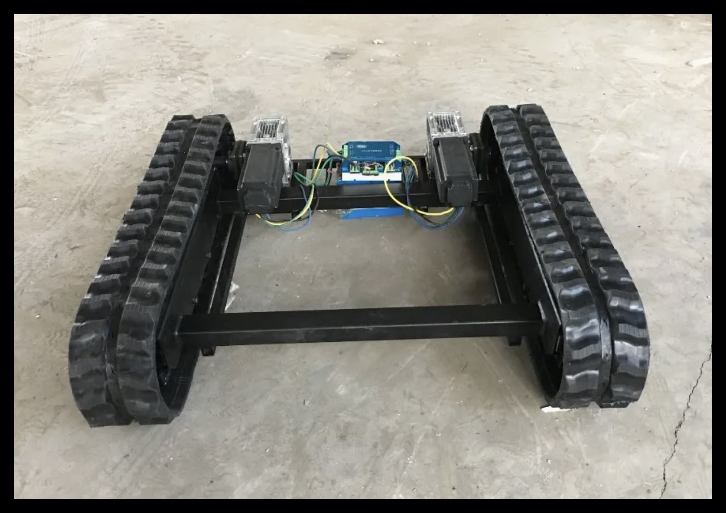 Remote Control Stair Climbing Robot High Speed Ugv Crawler Chassis Large Tracked Vehicle Rubber Tracked Crawler Platform