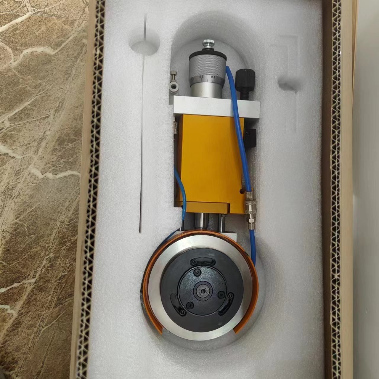 适用于非织造布材料的 90mm 气动裁切工具支架