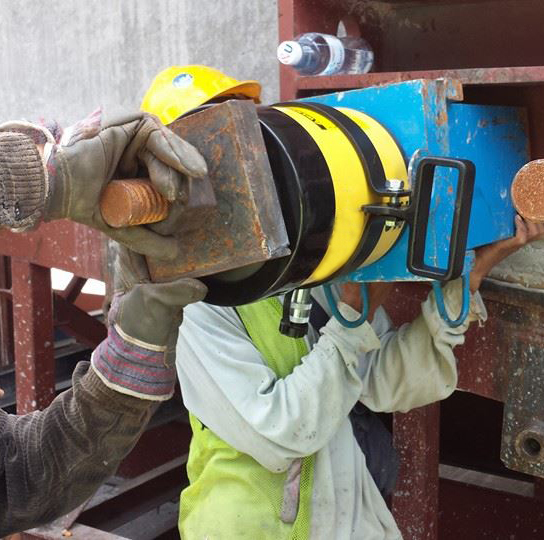 Double acting hollow cylinder for prestressing project