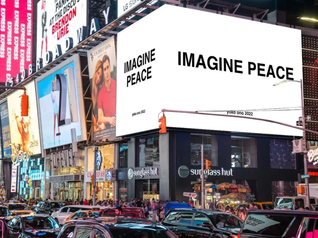 تخيل السلام في شاشة LED في تايمز سكوير، نيويورك، الولايات المتحدة الأمريكية