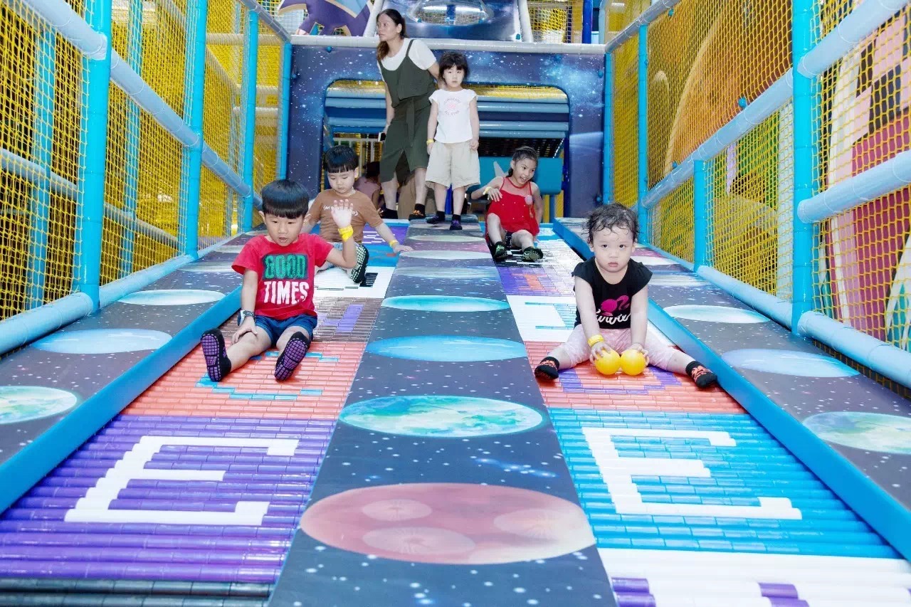 Slide infantil em playground macio