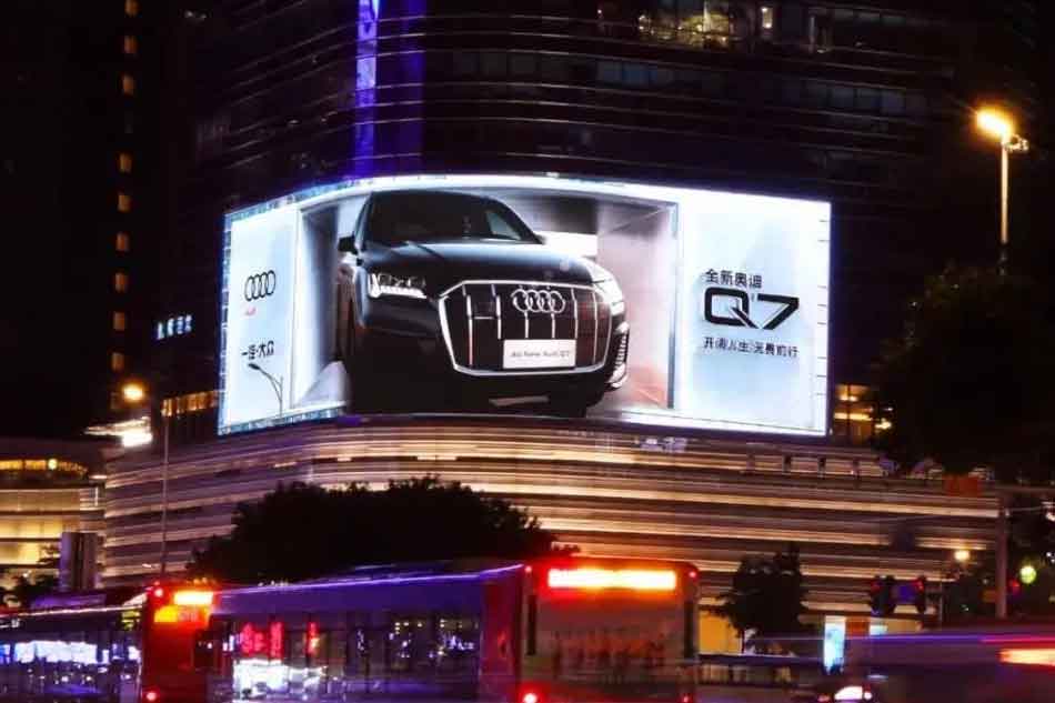 Écran-LED-publicitaire-extérieur-pour-Audi-Q7
