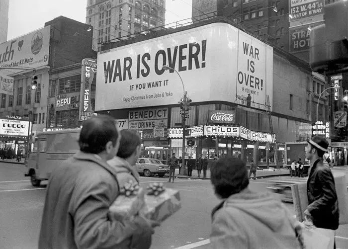 La guerre est sur la publicité d'un panneau d'affichage extérieur