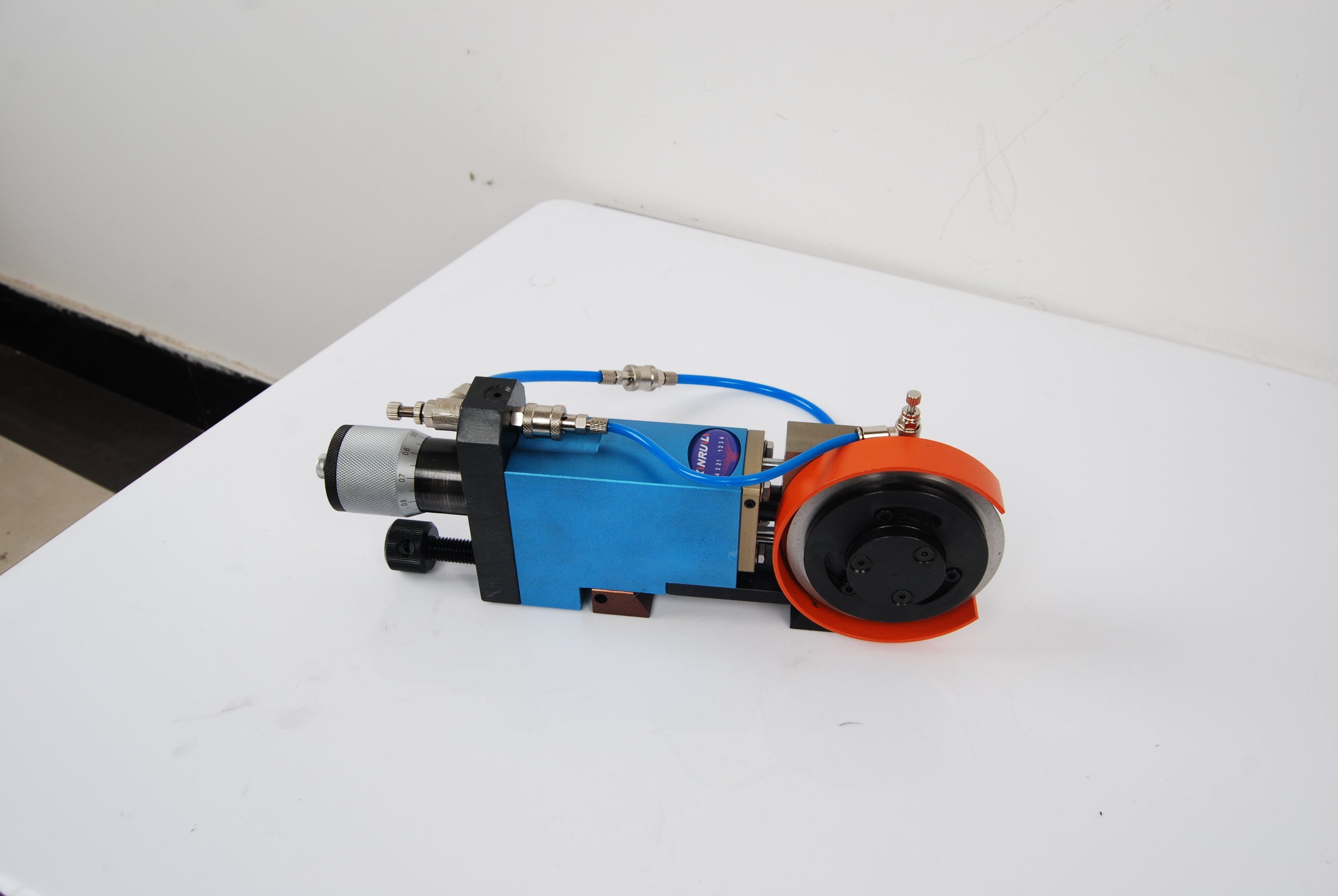 适用于非织造布材料的 90mm 气动裁切工具支架