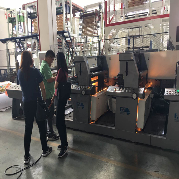 上海众鹤陪同菲律宾客户在工厂试机