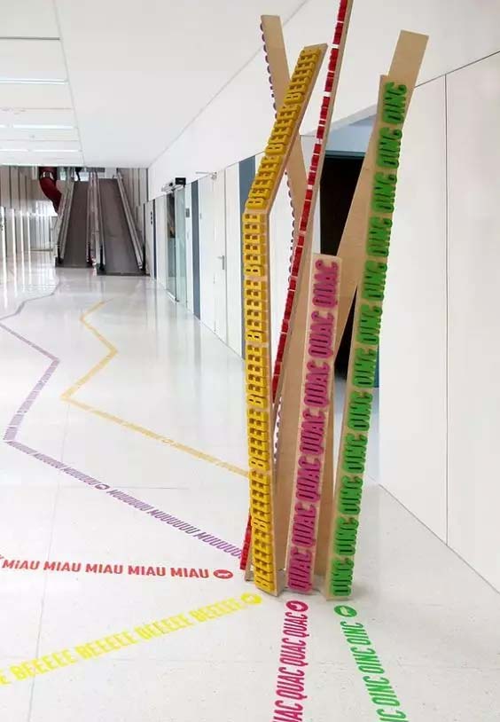 Etiqueta de impresión de piso, tablero de madera y combinación de letras 3D de PVC