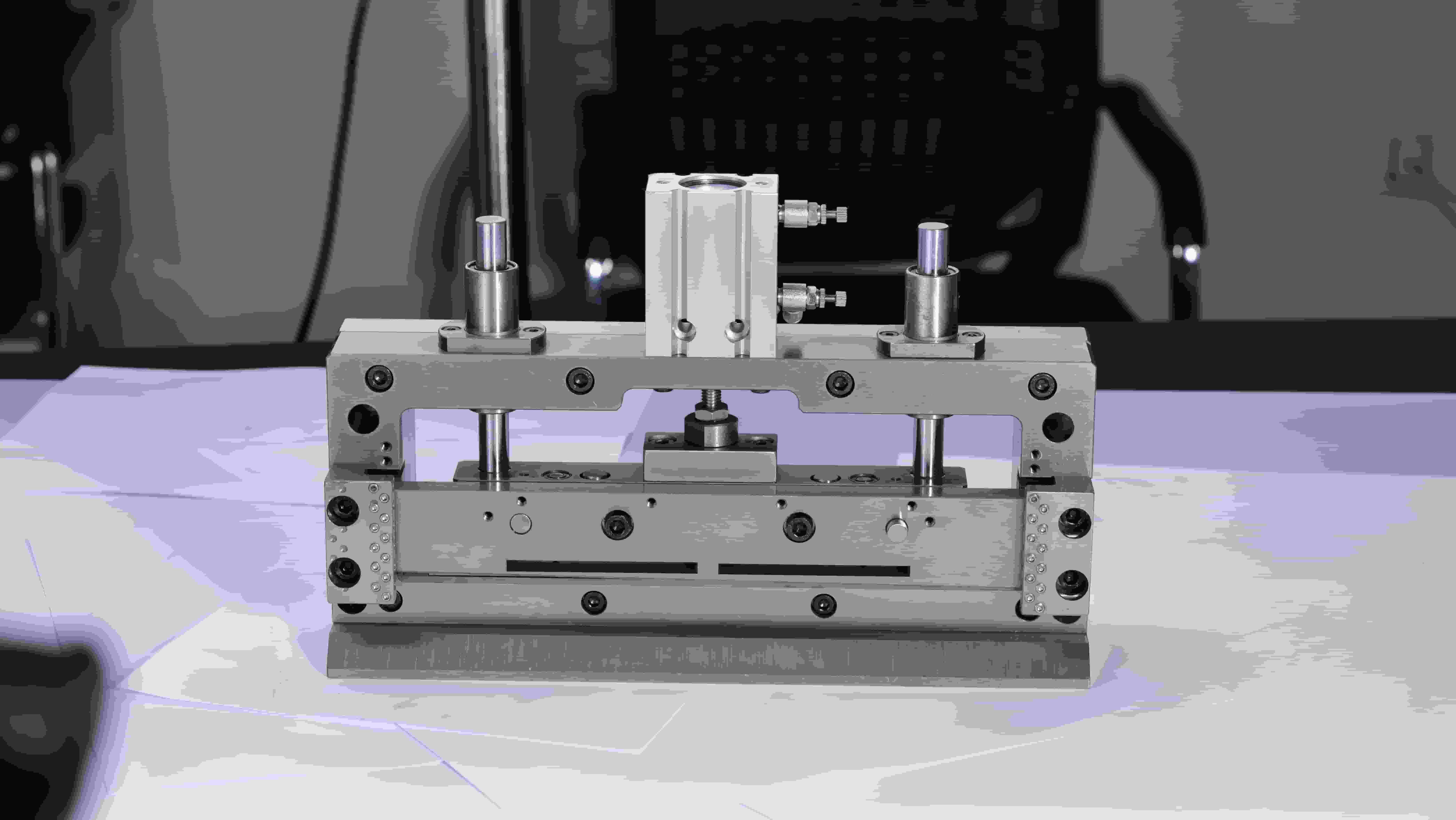 用于绕线机的正负极片切割刀固定器