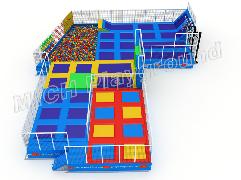 Parco di trampolino con basket, buca in schiuma, parete per arrampicata per bambini