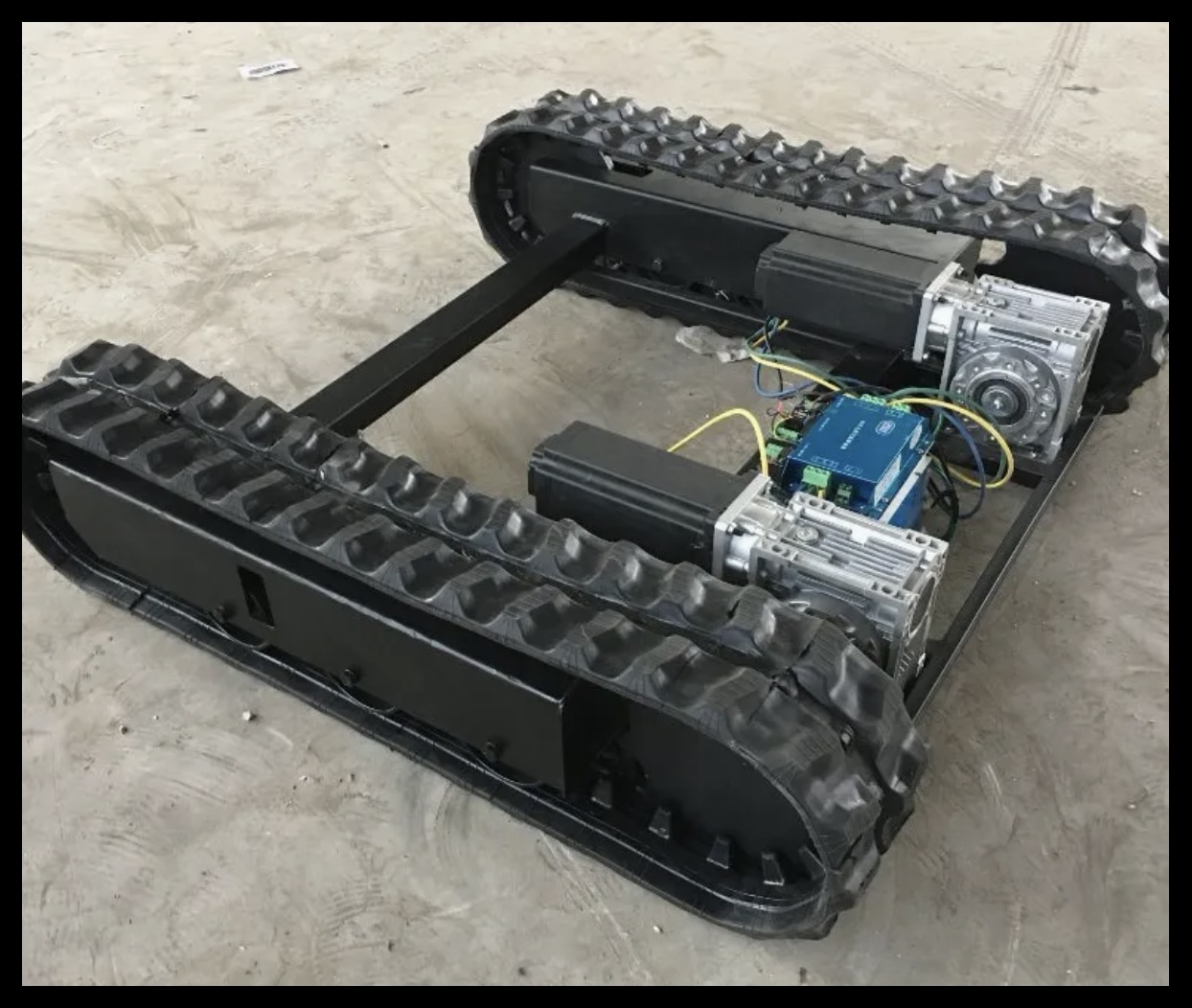 Remote Control Stair Climbing Robot High Speed Ugv Crawler Chassis Large Tracked Vehicle Rubber Tracked Crawler Platform