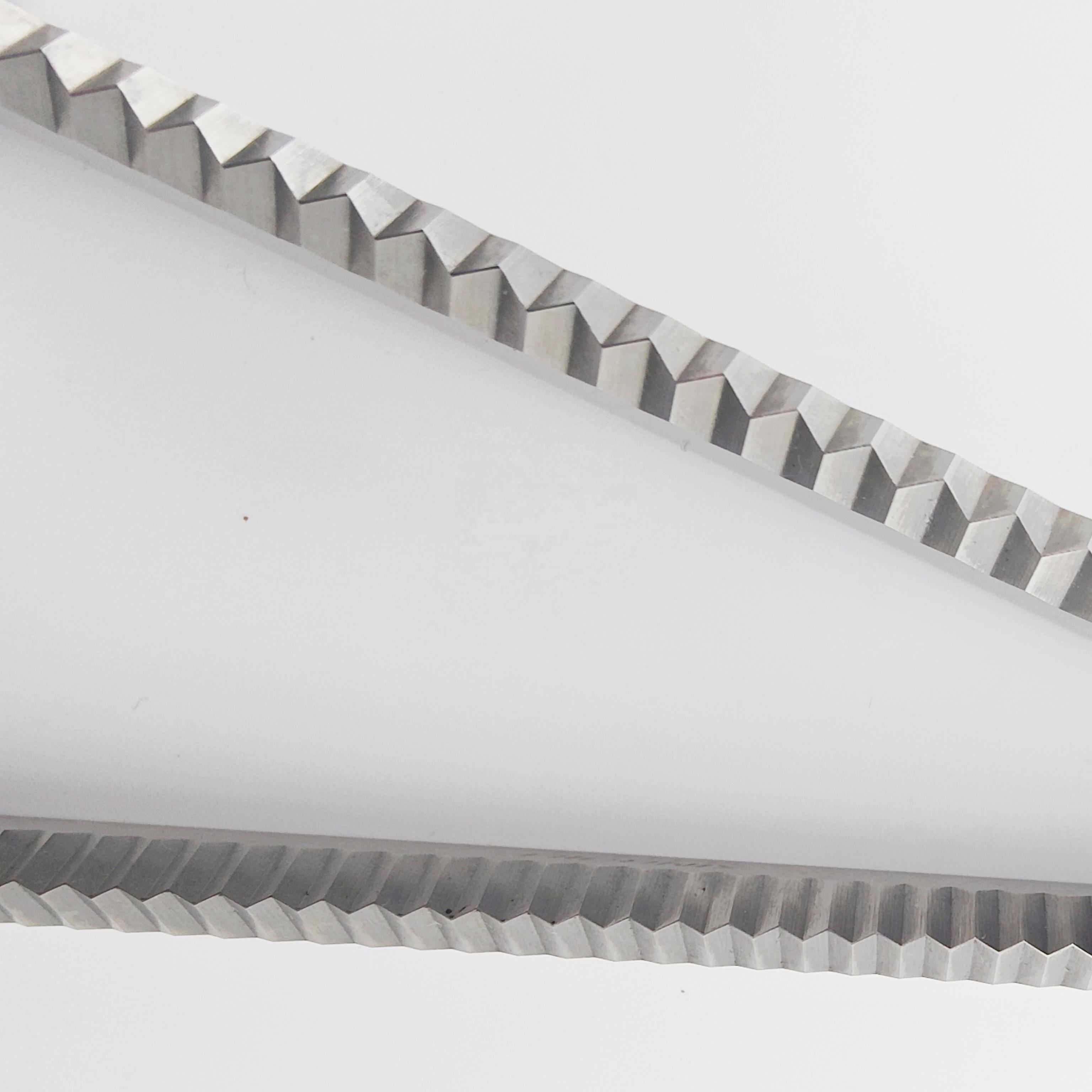 Long Serrated Blades That Can Be Customized for Food Processing and Packagin