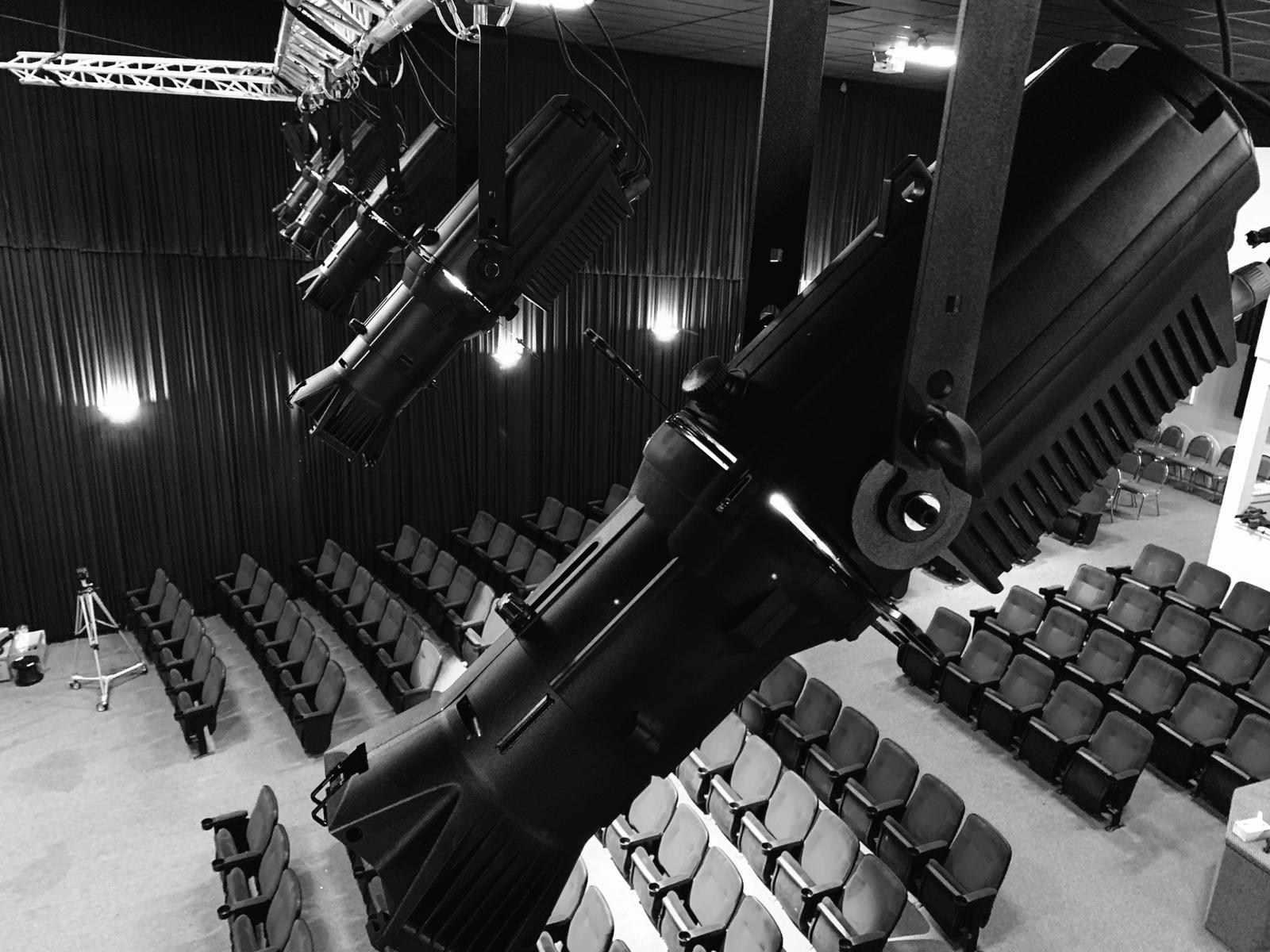 ¿Cómo usar luces de teatro de etapas LED?