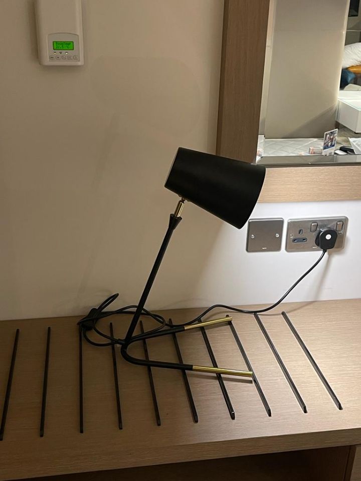 Современная простая настольная лампа для украшения проекта гостиницы, оптовая продажа настольной лампы (MT81712)