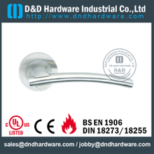 Mango de fundición sólido curvado vertical de acero inoxidable para puerta de acero - DDSH089