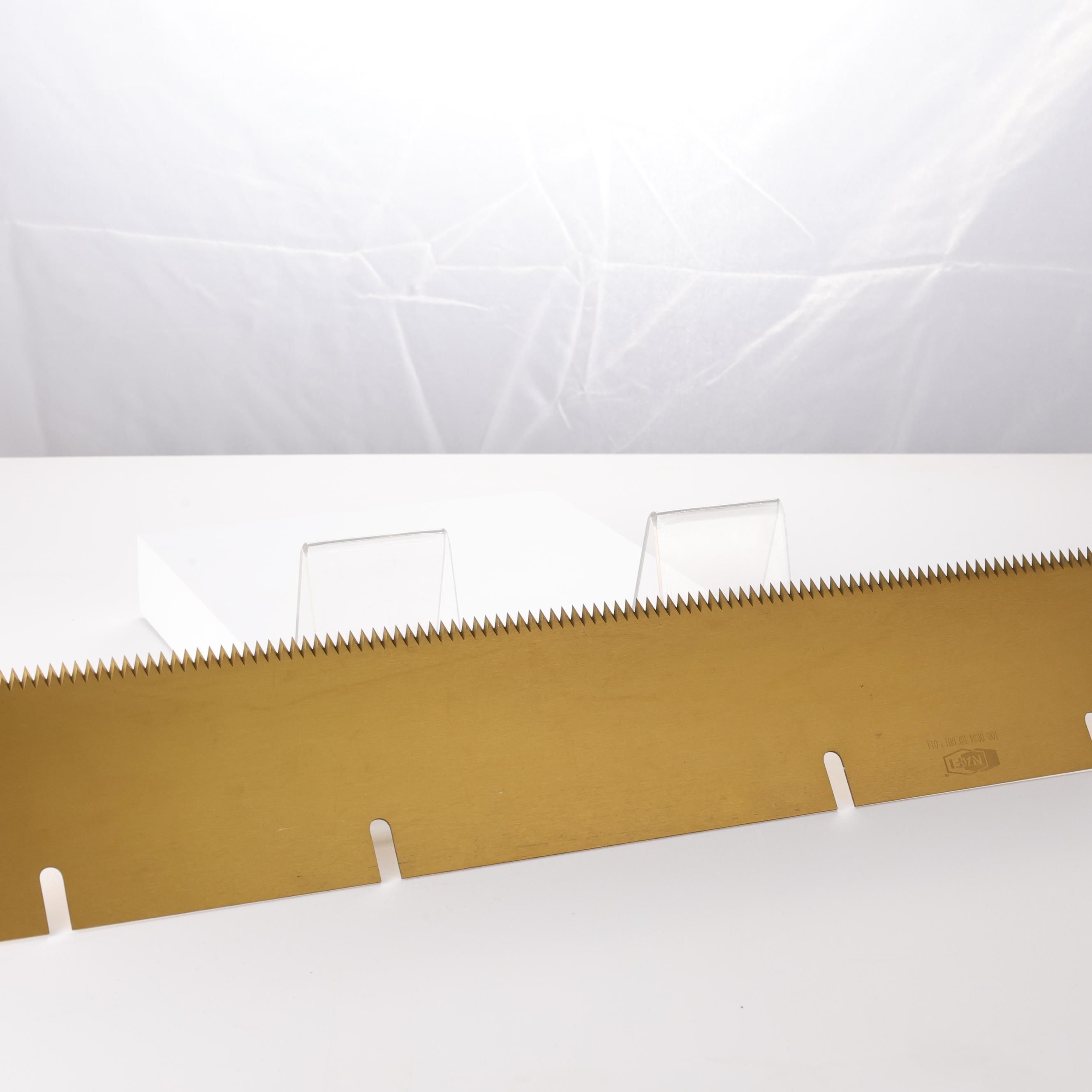 长效钛涂层锯齿刀 – 保持锋利度，适用于在机器上切割袋子/胶带