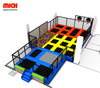 Parco di trampolini personalizzati con muro di arrampicata per bambini