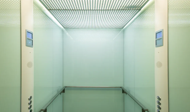 ¿Cuáles son las dimensiones estándar del elevador de carga y por qué importan?