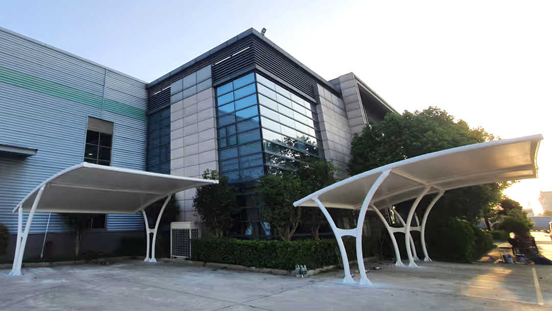 ملاجئ السيارات ذات غشاء الشد من القماش المعماري