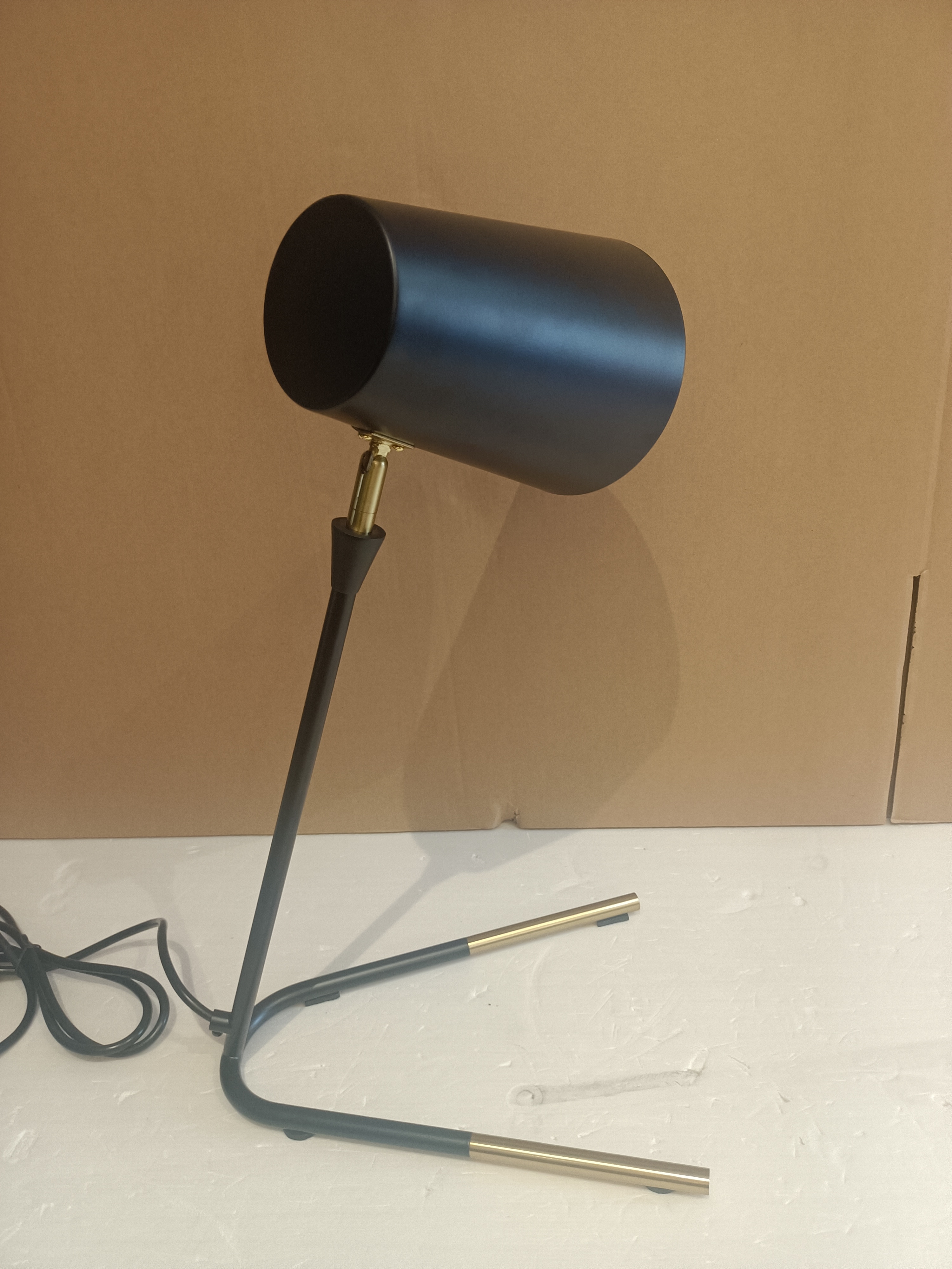 Современная простая настольная лампа для украшения проекта гостиницы, оптовая продажа настольной лампы (MT81712)