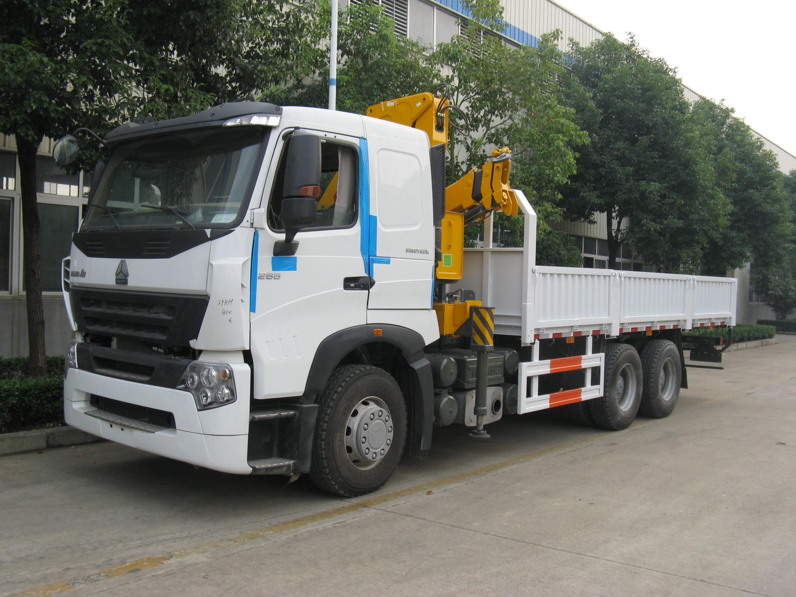 SINOTRUK HOWO A7 6x4 Crane Truck with XCMG 14T Crane - Buy truck with