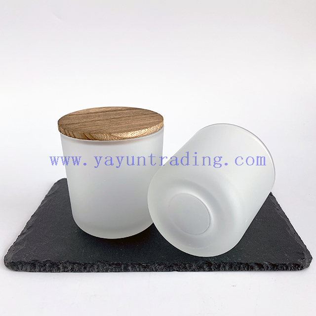 Classical Color Sprayed Matte White Glass Candle Vessel With Wooden Lids