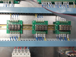 Relé especial para equipos grandes como máquinas de fundición a presión.