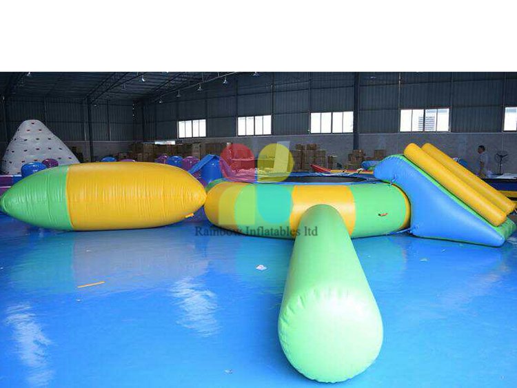 Inflatable Floating island water park games/trampoline combo with water slide RB32075