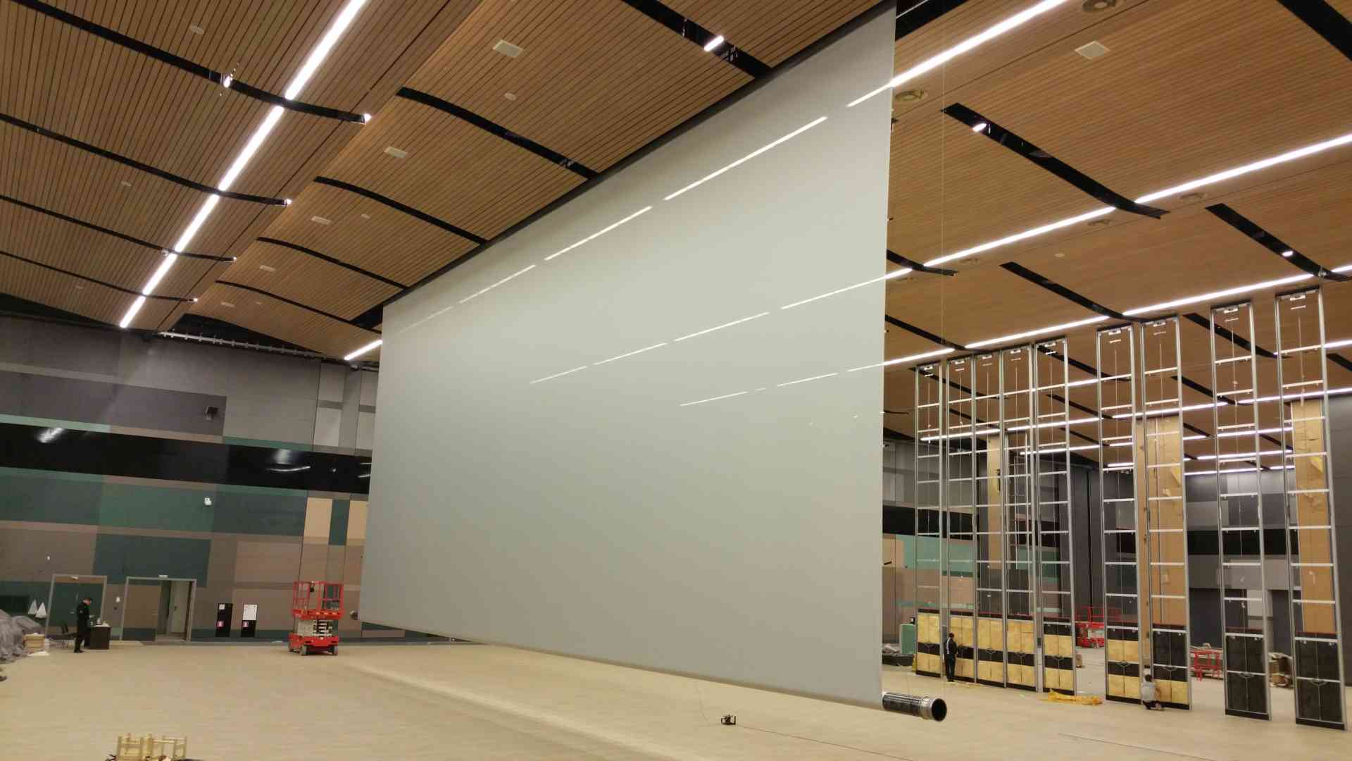 large-motorized-roll-up-screen-polivision