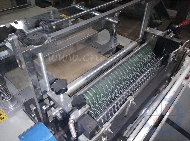 Bag making machine use spring slotted rubber roller