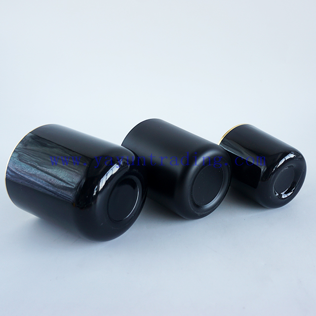 wholesale yayun best selling 8oz 12oz and 16oz black glass candle containers with gold rim and lids